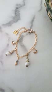 Bracelet-mailles-doré-coquillages-perles-ananas-kara-bijoux