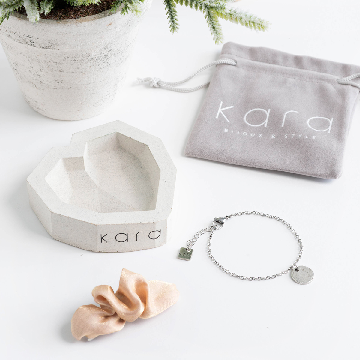 Ensemble cadeau avec bracelet minimaliste, petite barrette et présentoir en coeur en béton