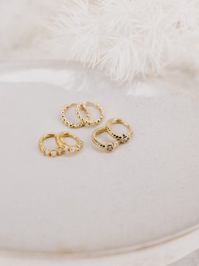 Contexte lifestyle boucles d'oreilles mini anneaux dorés divers Keira printemps-été 2023 Kara Bijoux