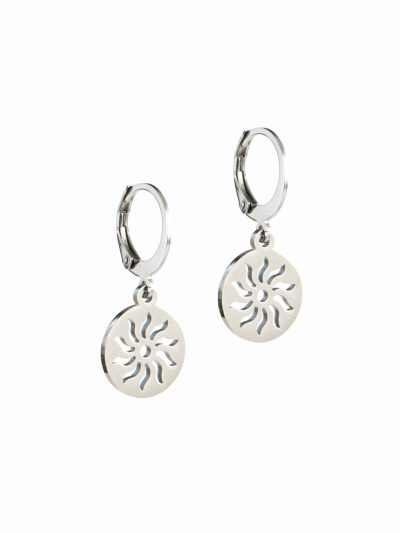 Boucles d'oreilles en acier inoxydable argent avec pendentifs design soleil Ivy 2 Collection Printemps-été 2023 Kara Bijoux-1