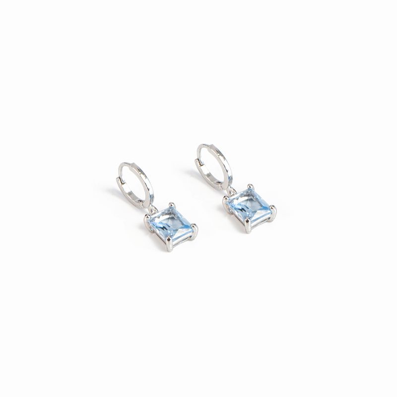 Boucles d'oreilles anneaux fermés placage rhodium avec pierre en verre rectangulaire de couleur bleu pâle Victoria 1 Collection Printemps-Été 2023 Kara Bijoux-2