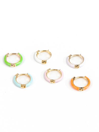 Boucles d'oreilles mini anneaux colorés plaqués or 14K avec époxy couleurs vives Ivy 5 Collection printemps-été 2023 Kara Bijoux