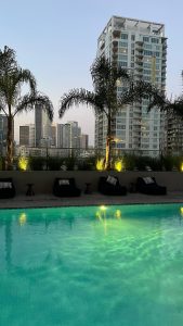 Blogue voyage Californie piscine rooftop downtown Los Angeles été 2023 Kara Bijoux