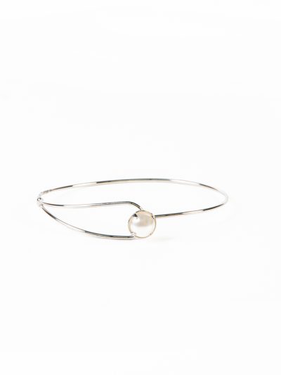 Bracelet délicat bangle avec perle blanche rhodium rempli Rachelle 2 Collection Entrepreneure 2023-2024 Kara Bijoux